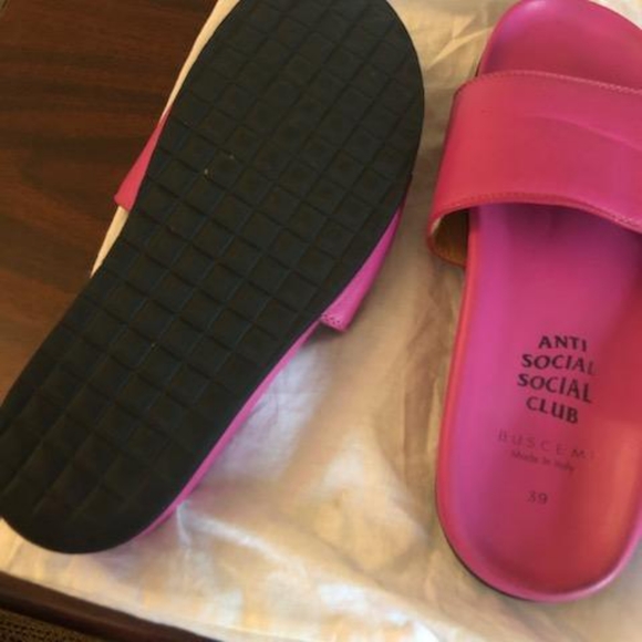 Size 9 Fuschia slides - Picture 4 of 6